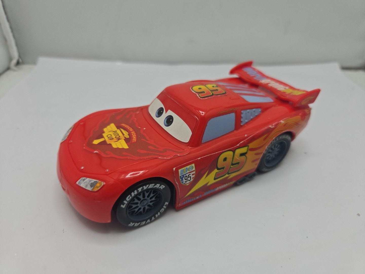 Disney Cars 2 WORLD GRAND PRIX LIGHTNING MCQUEEN Collector Disney Store v3003