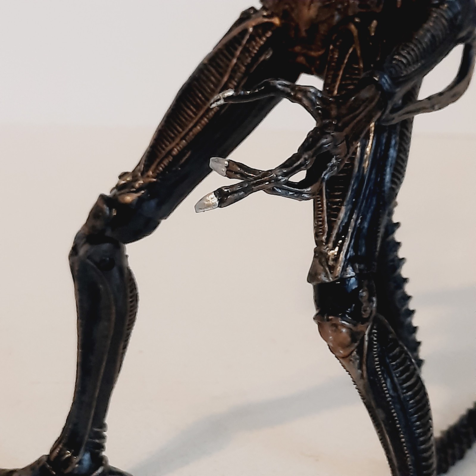 NECA Ultimate Alien Brown Xenomorph Warrior 9&Prime; Action Figure with Pod