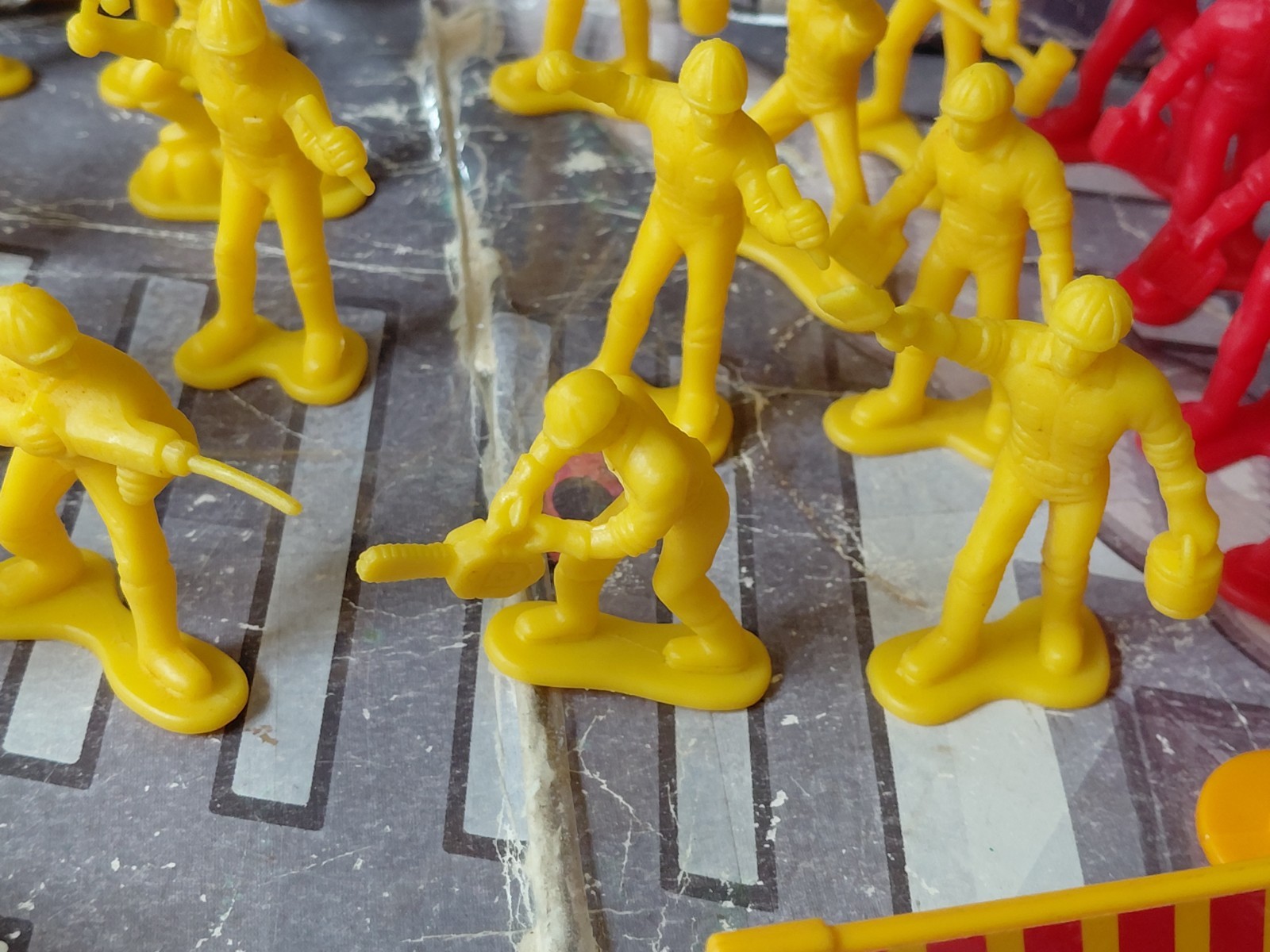 plastic construction workers & equipment 1/32 scale lot