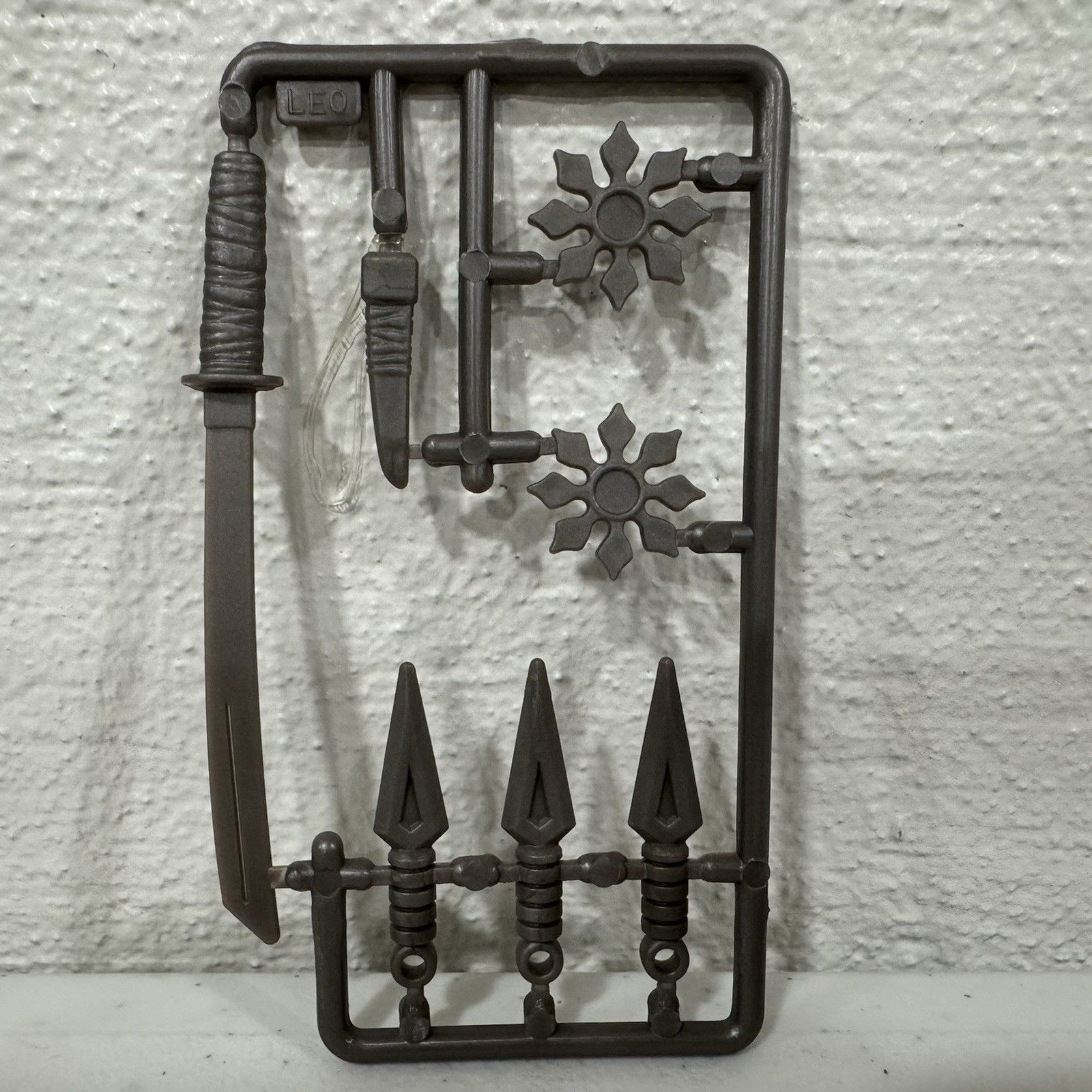 TMNT Leonardo Weapons Rack Gray Sprue Katana Kunai Shuriken Playmates Toys NEW