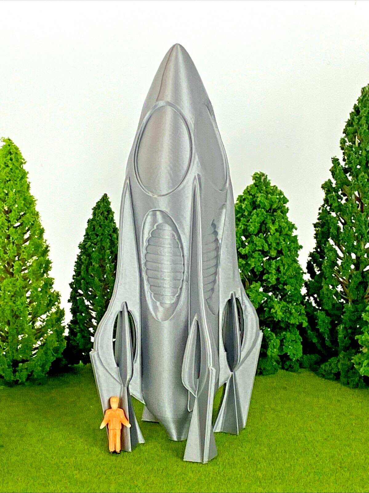 Futuristic Spaceship 6&Prime; Tall – 3D Printed HO Scale, Shinny Metallic Appearance