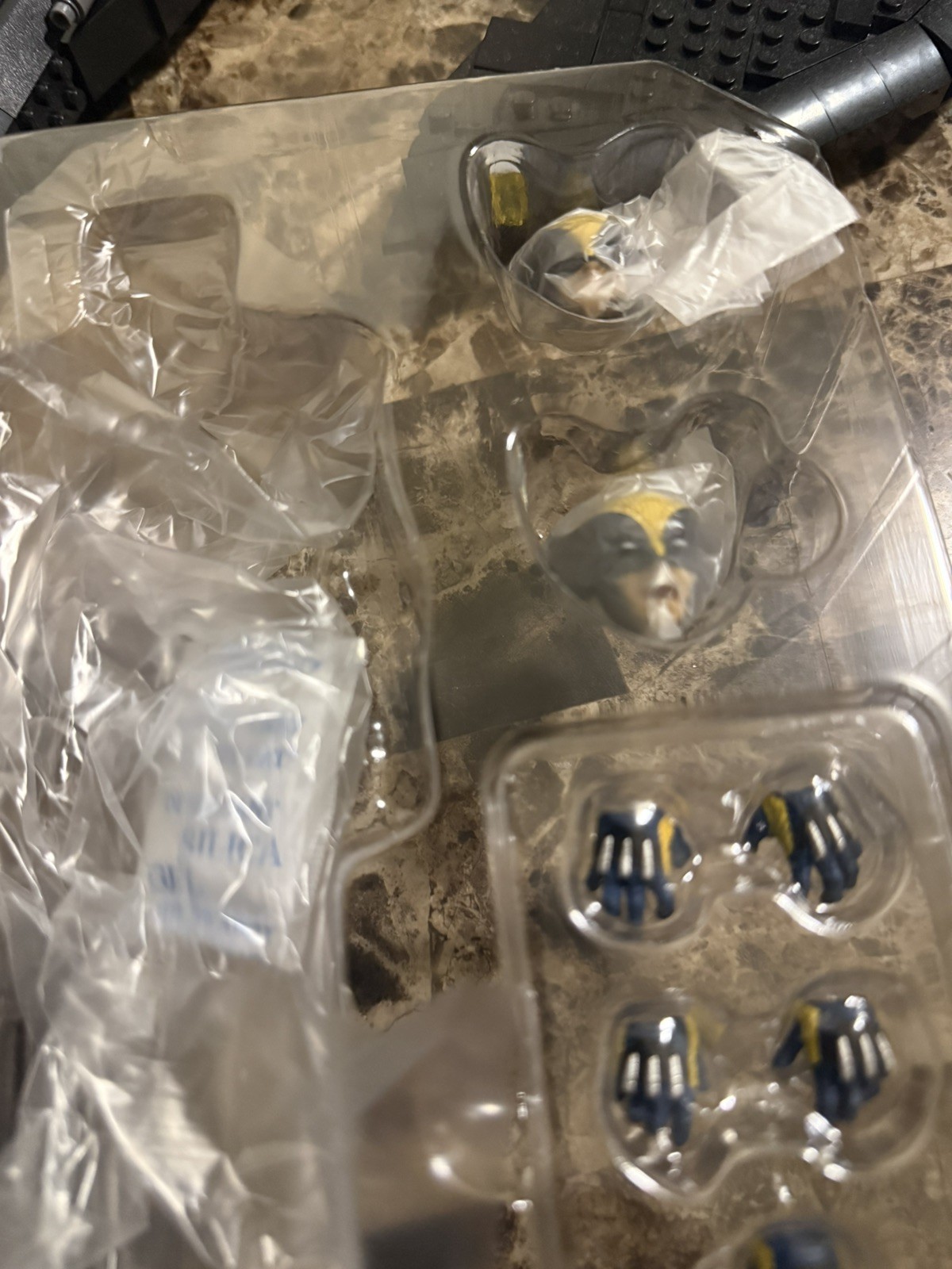 Mezco One:12 Deadpool & Wolverine: Wolverine Deluxe Edition 1/12 Figure