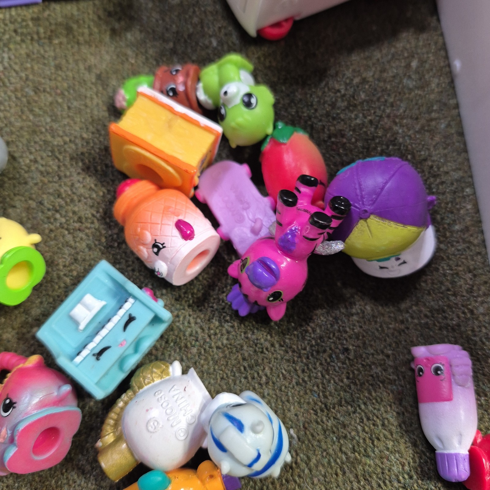 Shopkins Lot Of 83 Random Characters Furniture Baskets, Vehicle