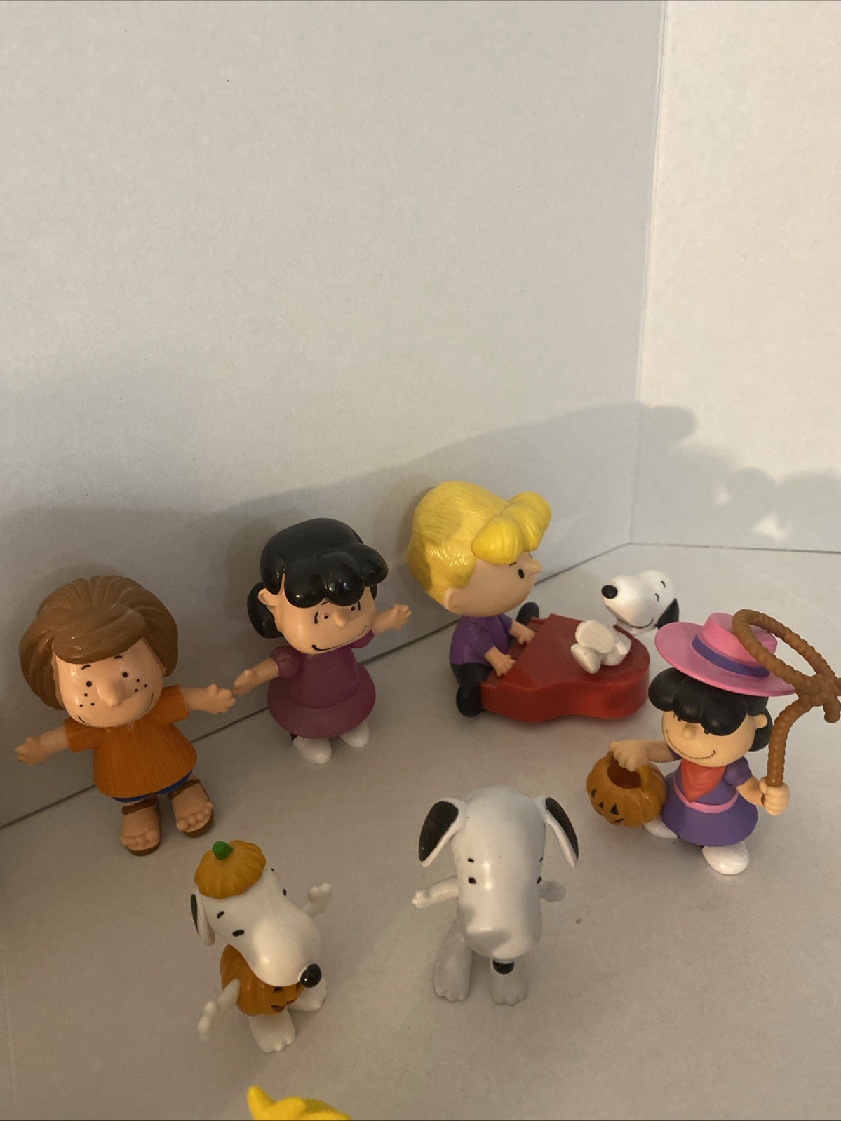 PEANUT Figures: Charlie Brown + Snoopy & Friends 10 Pieces