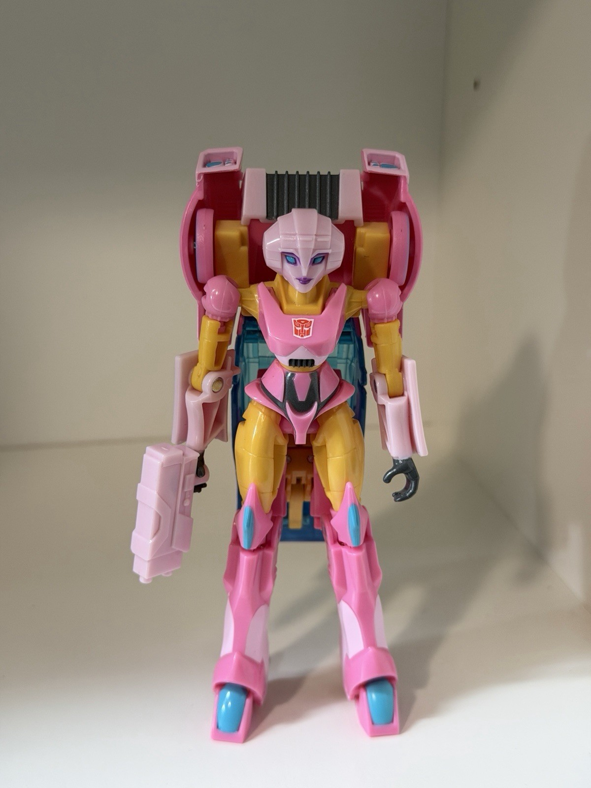 Hasbro Transformers Cyberverse Adventures Deluxe Class Arcee Figure