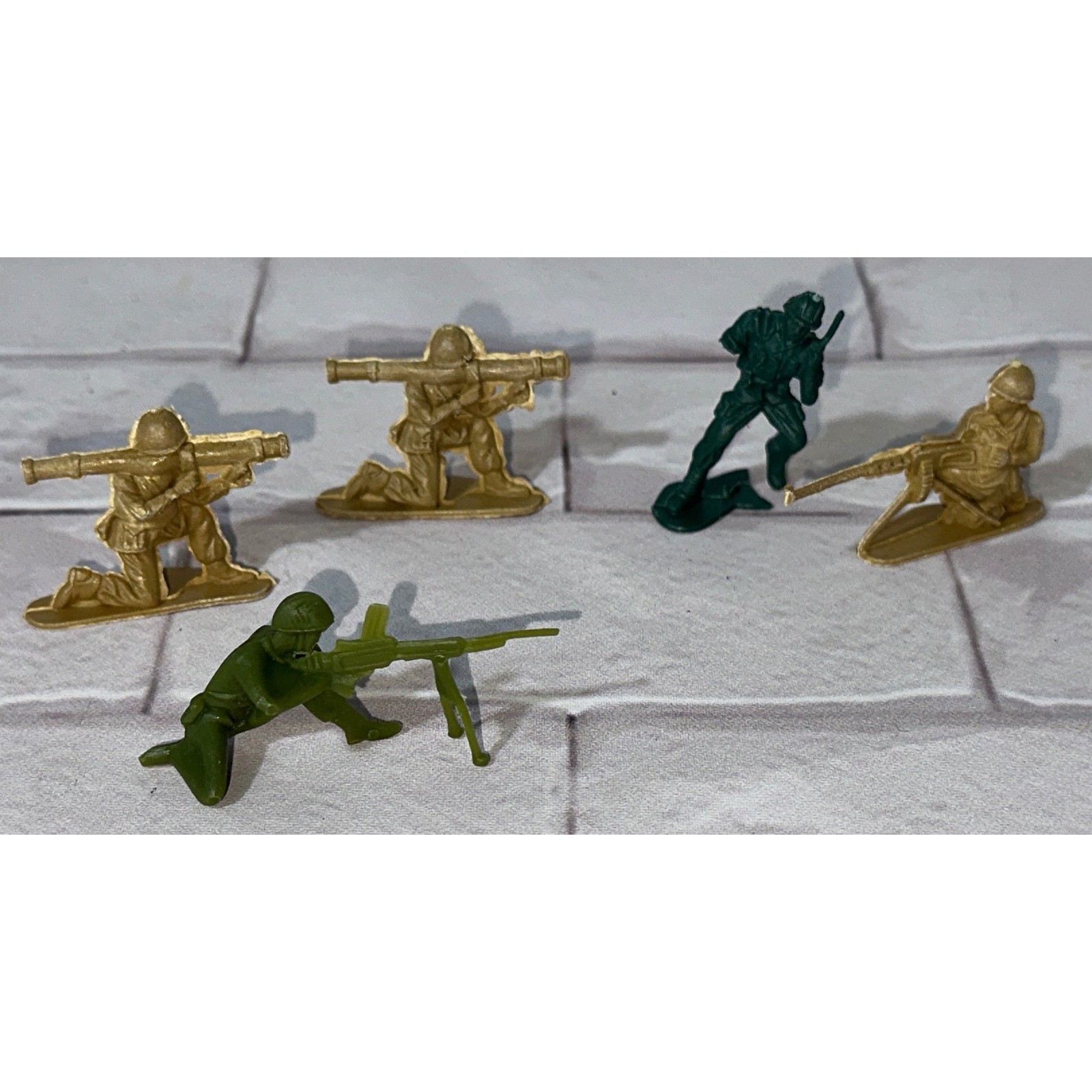 Vintage Plastic Army Men Toy Soldiers Lot 5pc Gold Green Combat Play Set Kids