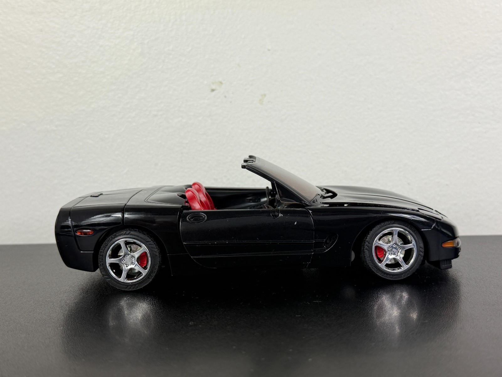 2004 TRANSFORMERS BATTLE RAVAGE ALTERNATORS BLACK CHEVROLET CORVETTE – Complete