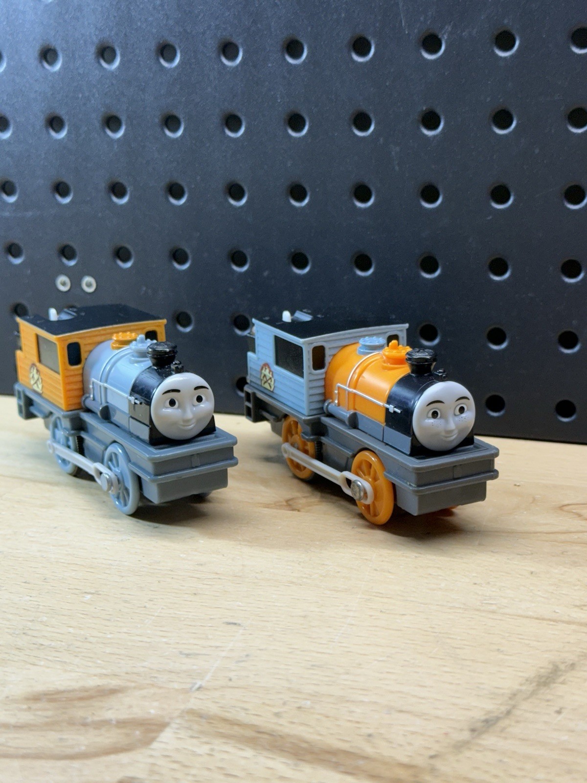 Thomas & Friends – Trackmaster Motorized Train Engine Bash Dash Lot Mattel