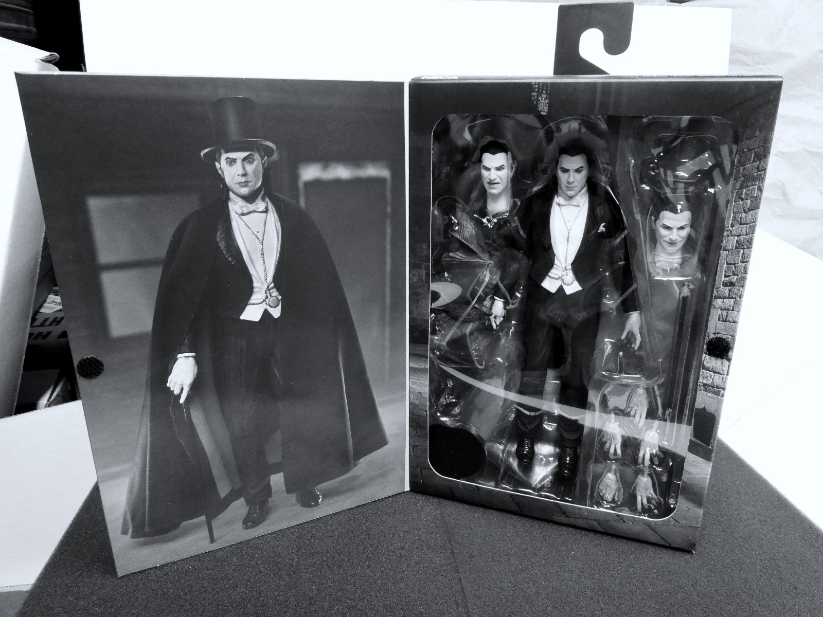NECA Universal Monsters Ultimate Black & White DRACULA 2022 Bela Lugosi