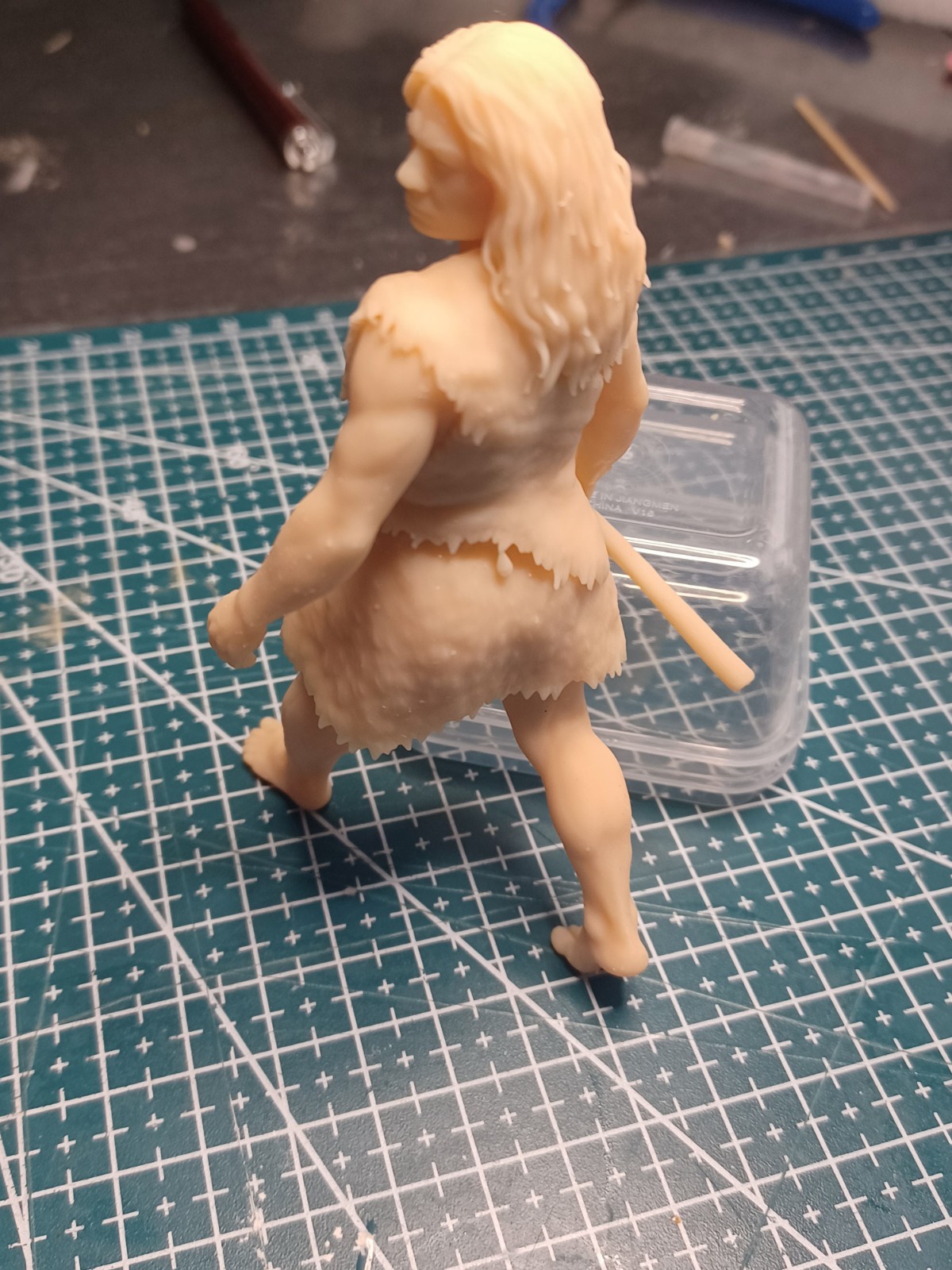 Aurora Prehistoric Sized Neanderthal Cavewoman 1/13 Scale Resin Kit Unpainted