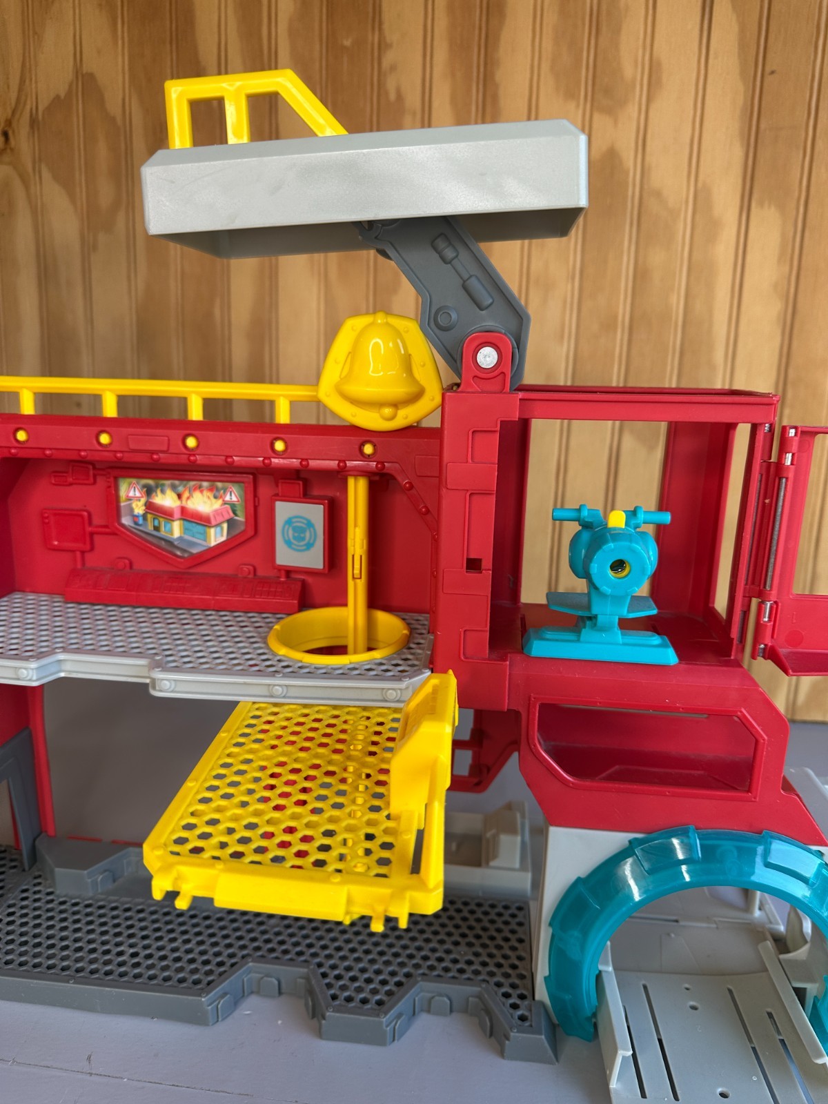 Transformers Rescue Bots Griffin Rock Firehouse Playset 2015
