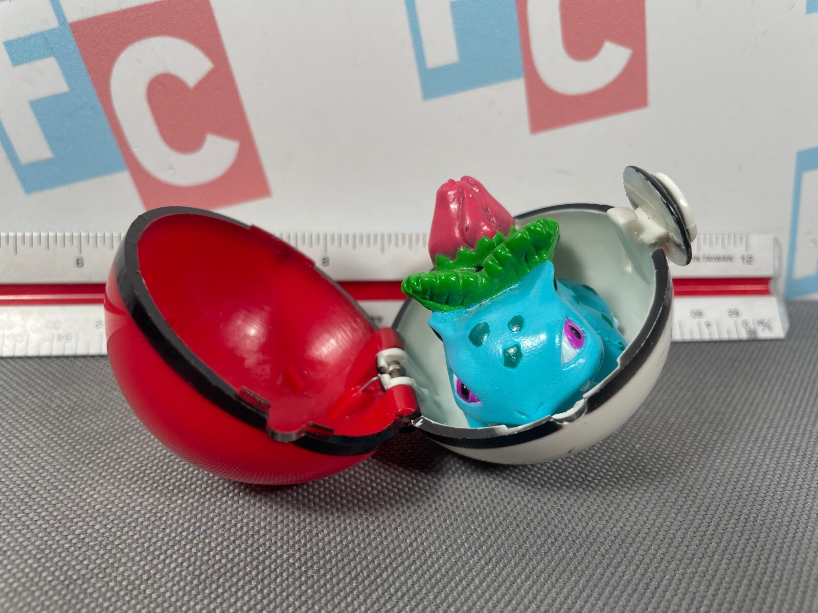 1999 Pokemon Basic Fun Ivysaur Figure & Pokeball Retro Vintage