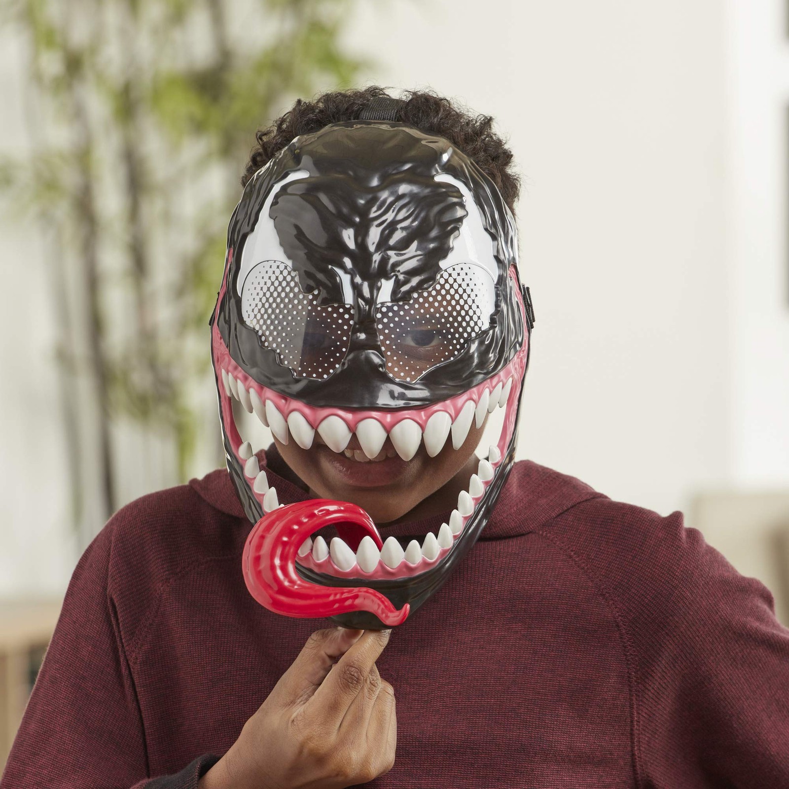 Spider-Man Marvels Maximum Venom, Venom Mask Role Play Toy, Lever-Activated Swin