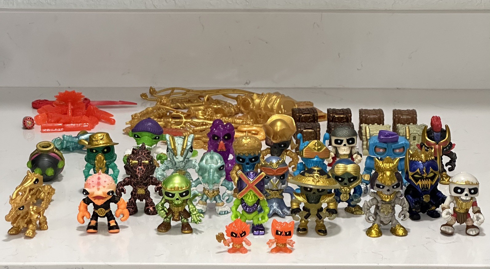 BIG Treasure X Lot Of 22 Figures With Tons Of Weapons & Accessories!!