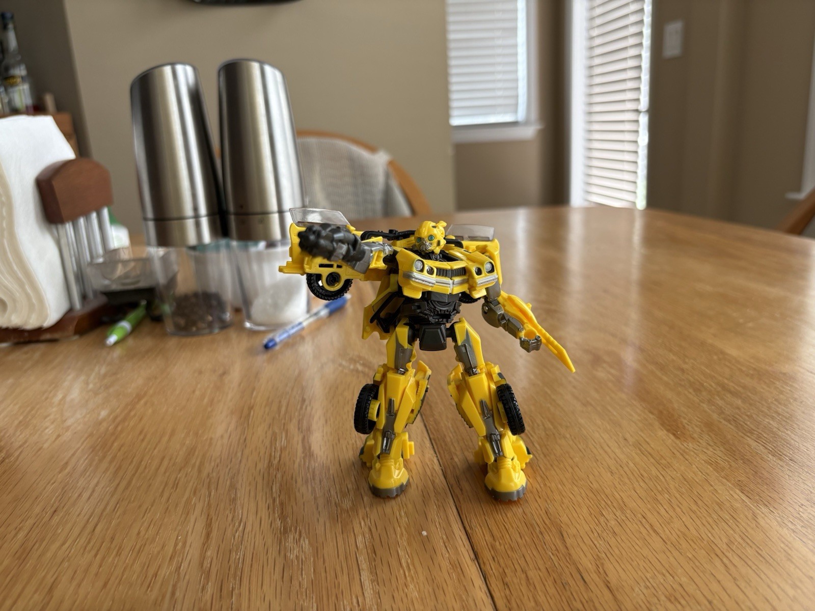 Hasbro Transformers Studio Series – Deluxe 100 Bumblebee Action Figure