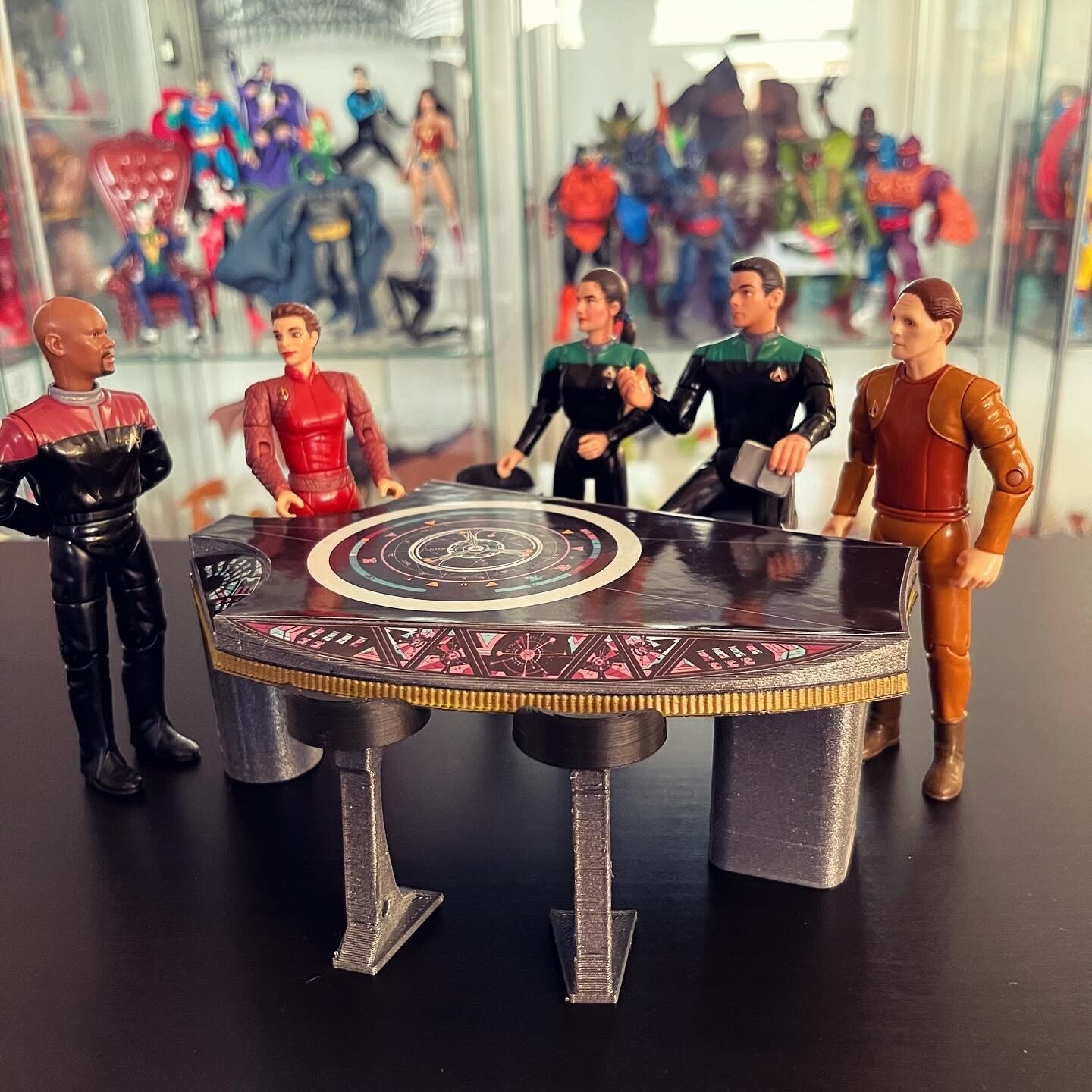 Deep Space Nine OPS-Table & Chairs for 4.5 in Figure Diorama