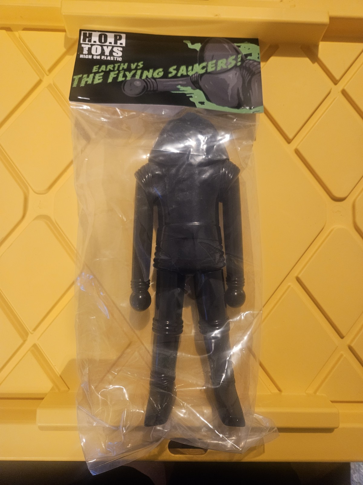EARTH VS THE FLYING SAUCERS 12&Prime; FIGURE AND MINI SOFUBI