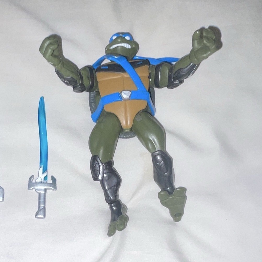 Fast forward Leo with both katanas and sheath w/ accessories