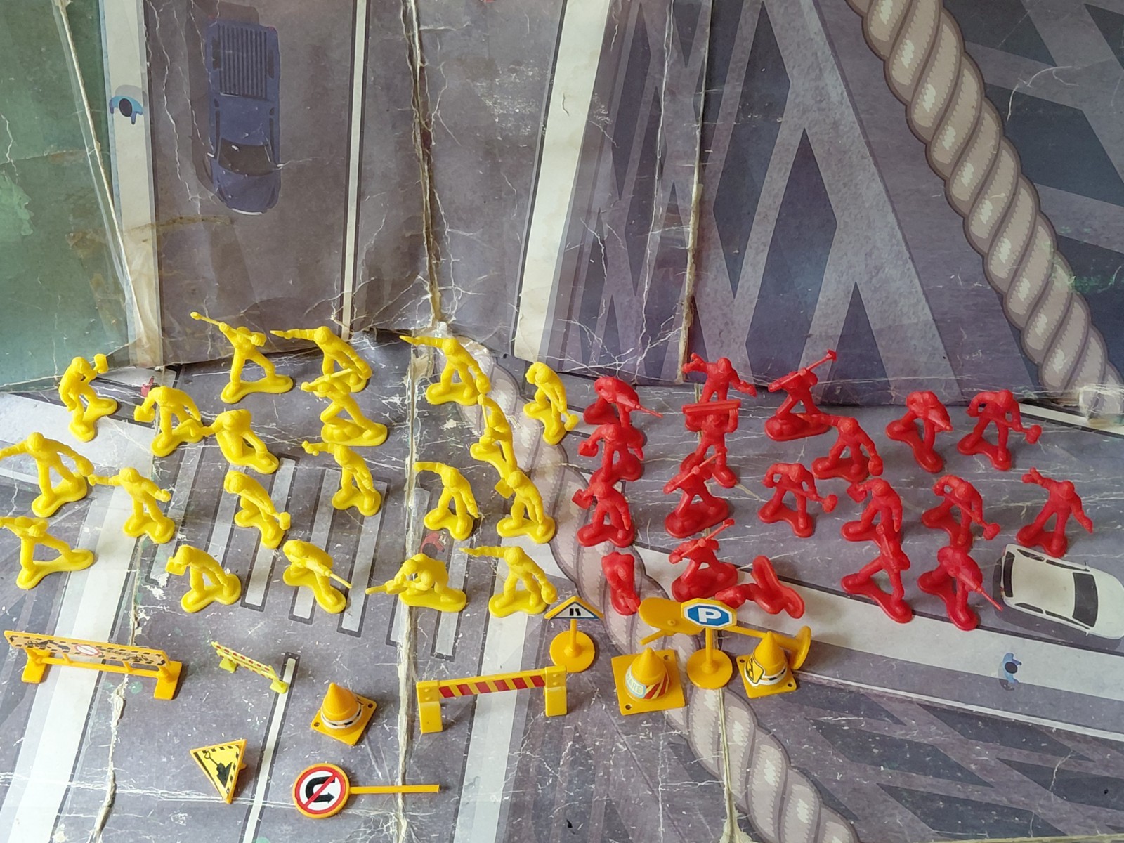 plastic construction workers & equipment 1/32 scale lot
