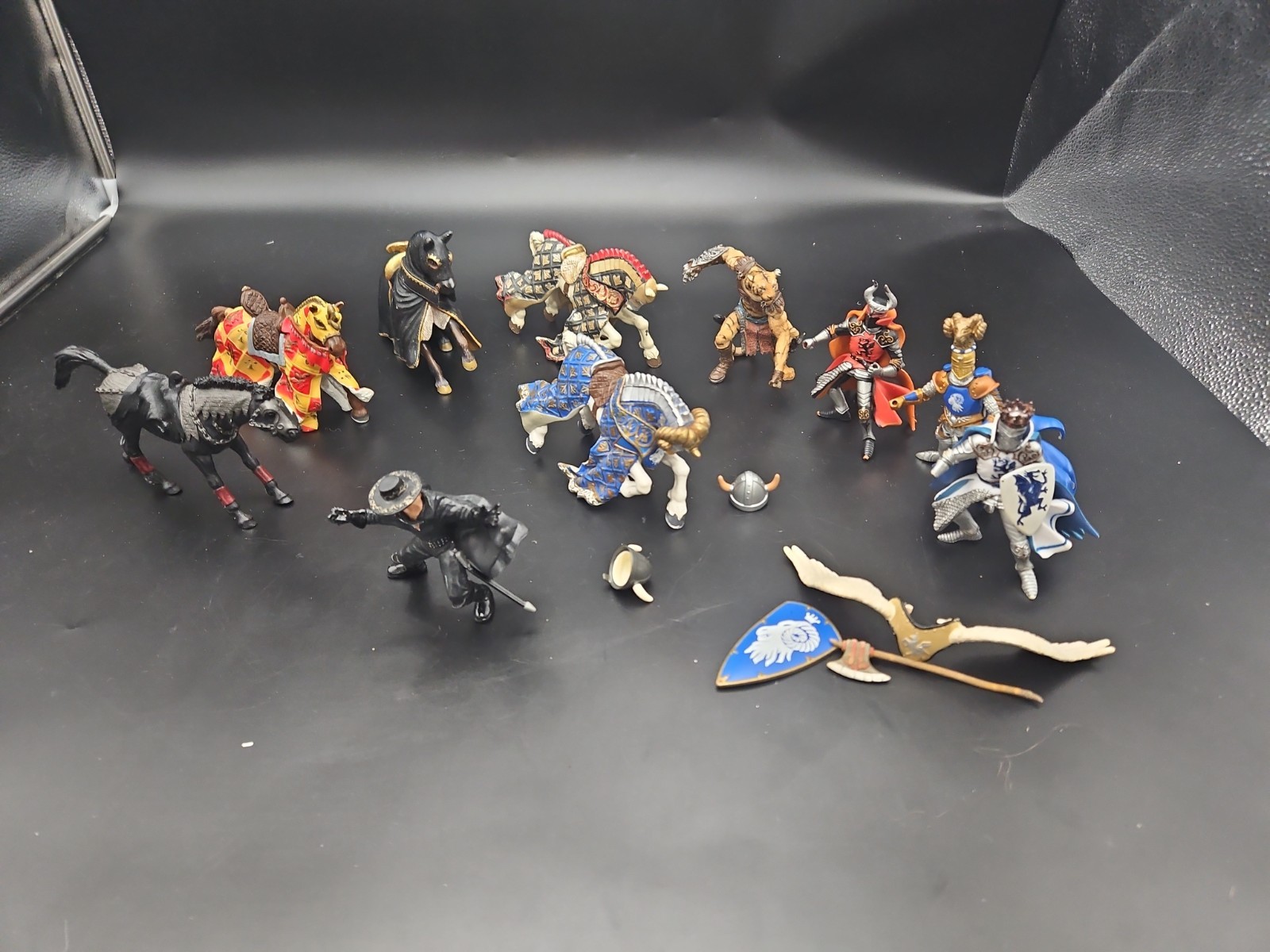 LOT OF 10 VTG SCHLEICH PAPO MEDIEVAL FIGURE Plastoy Knights Horses – FREE SHIP