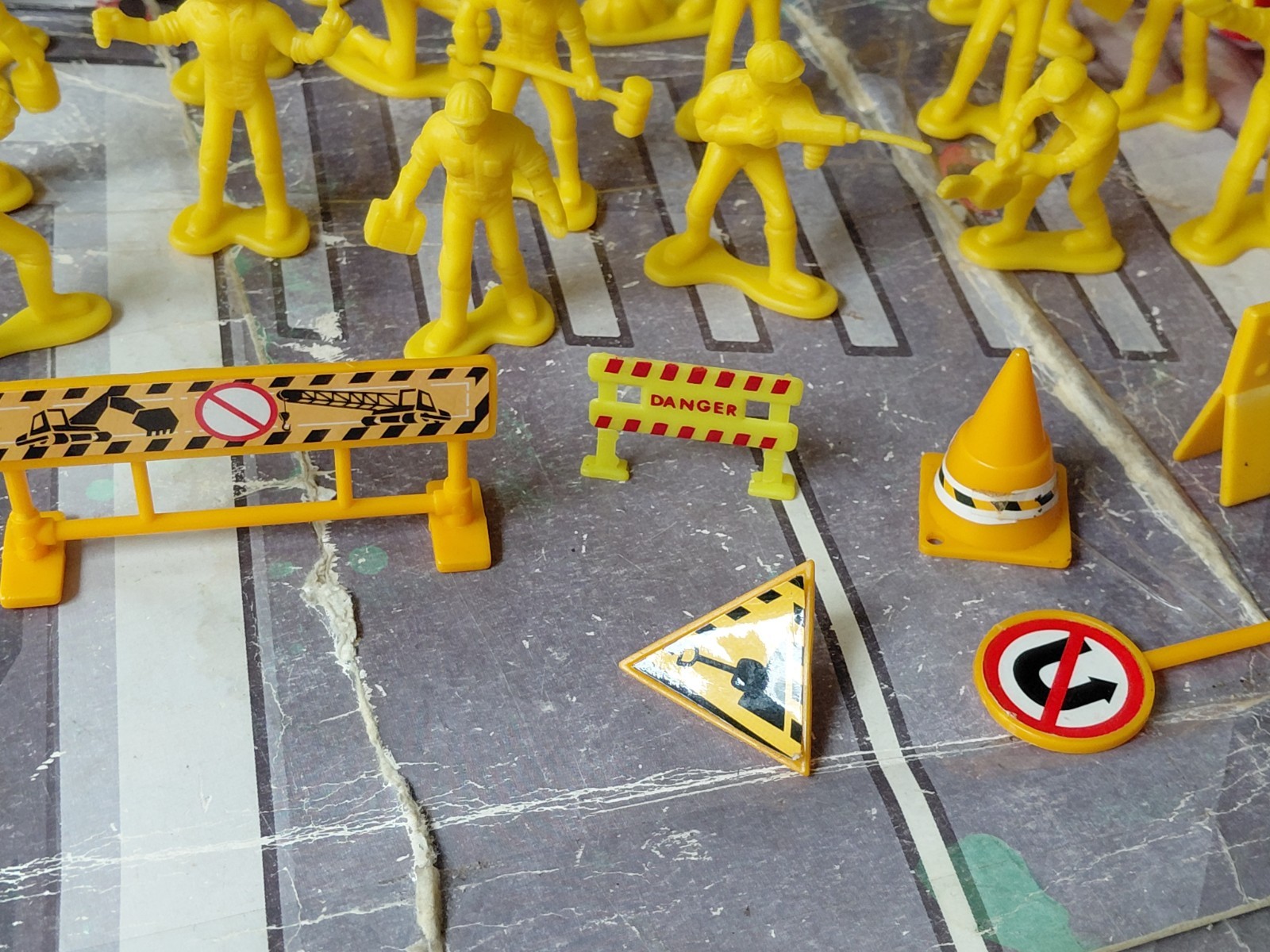 plastic construction workers & equipment 1/32 scale lot