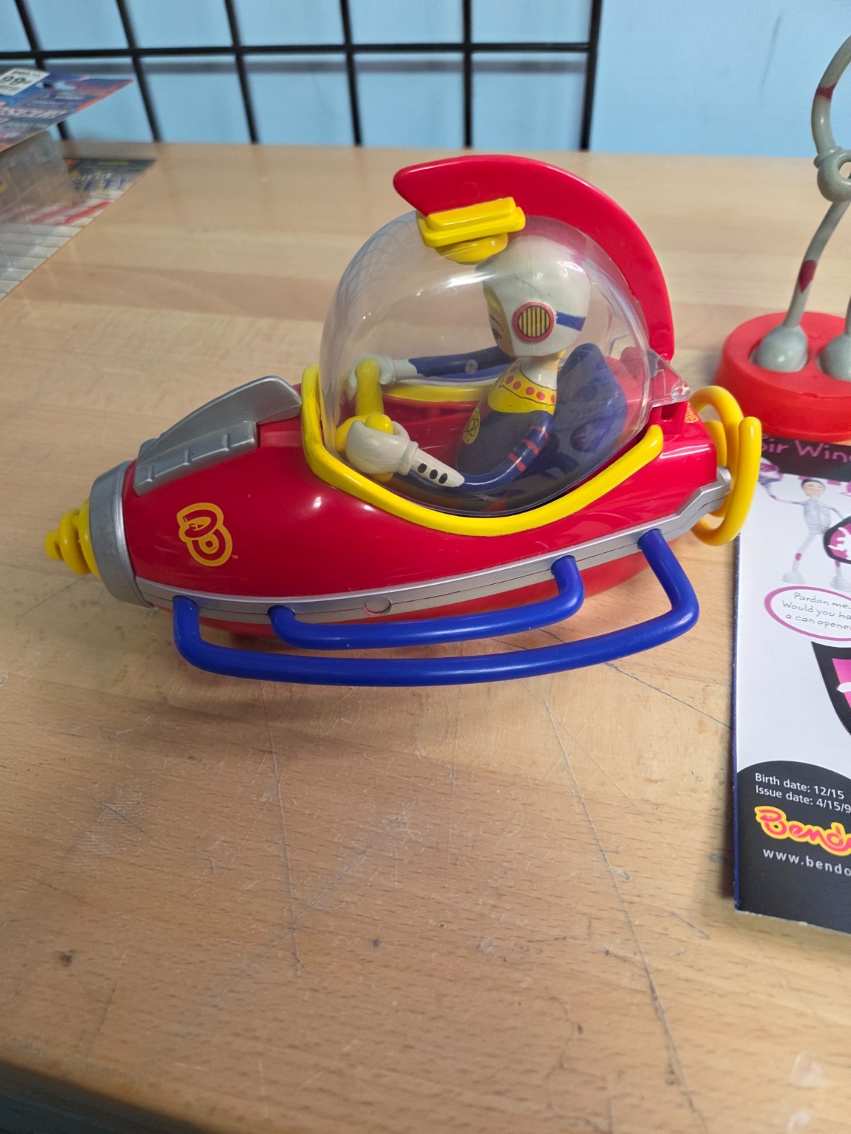 Bendos Space Ship with Figure Captain Bendo and 4 other figures 8B3