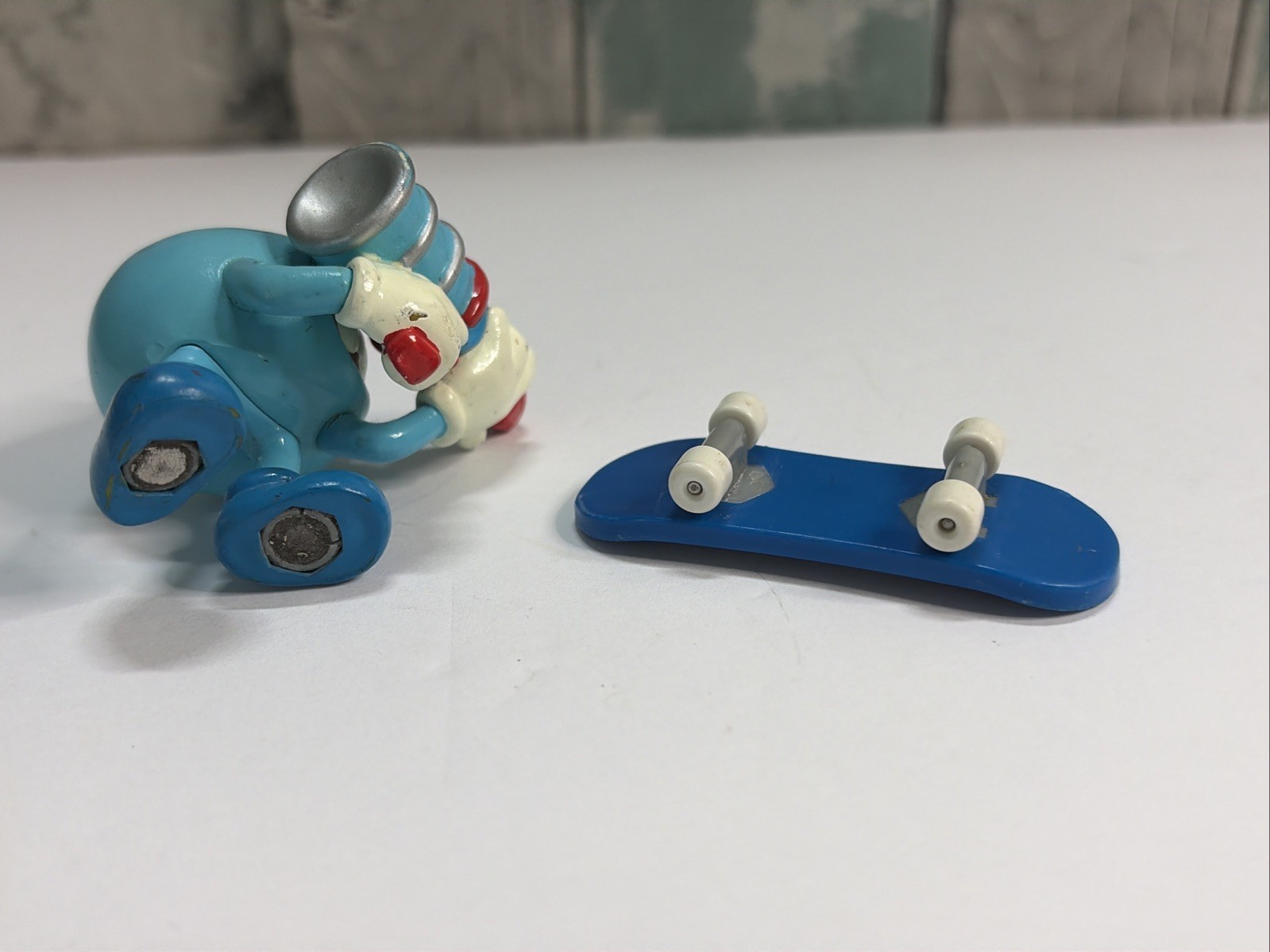 World Industries Tech Deck Dude Wet Willy Super Soaker Figure with Board