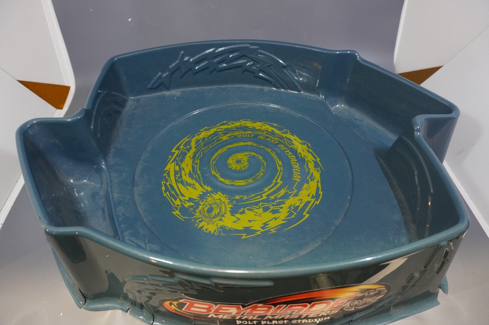 Beyblade Metal Masters Bolt Blast Stadium Battle Bowl 2011