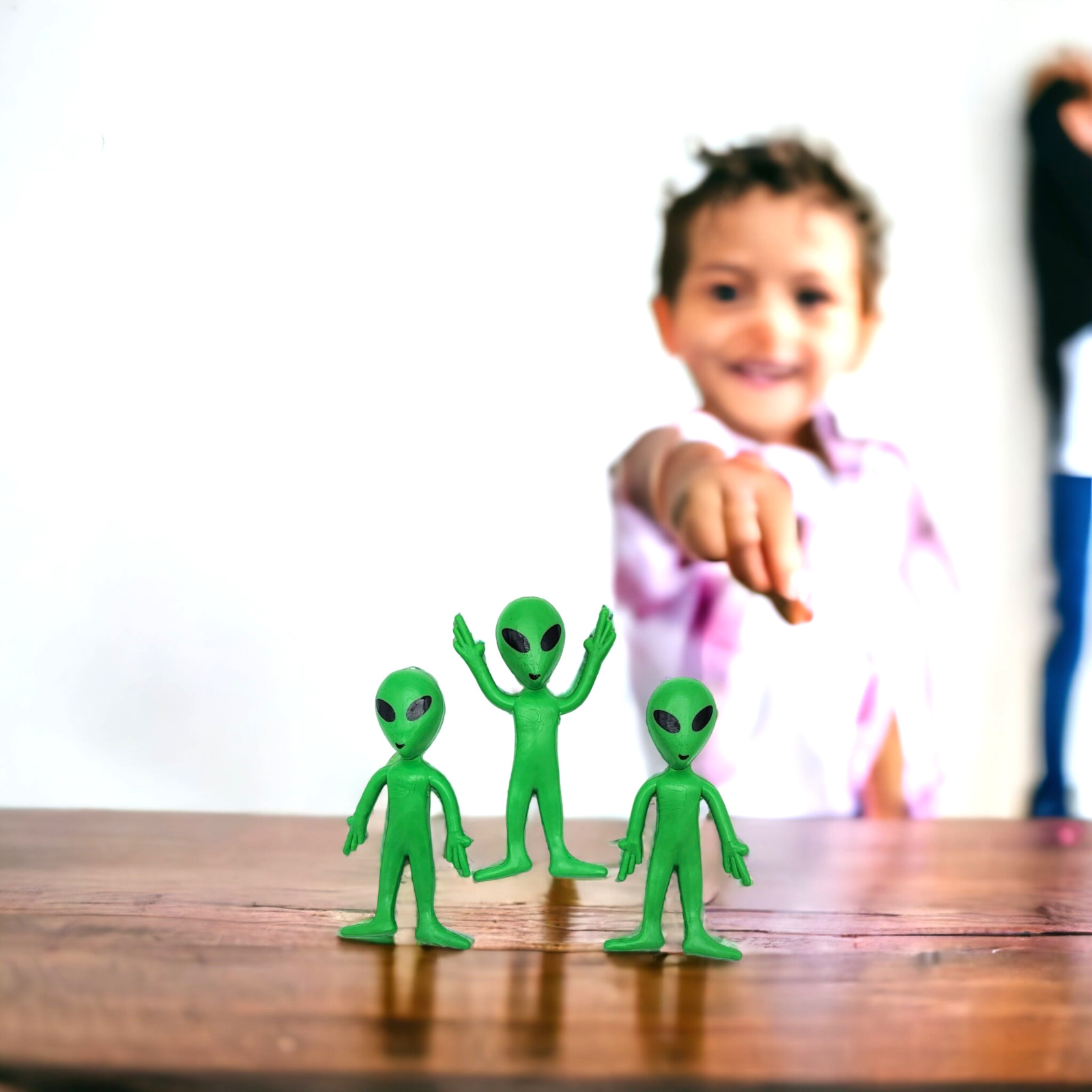 Bendable Rubber Green Aliens – 12 Pack (3.75&Prime;) Action Figures Bendable UFO
