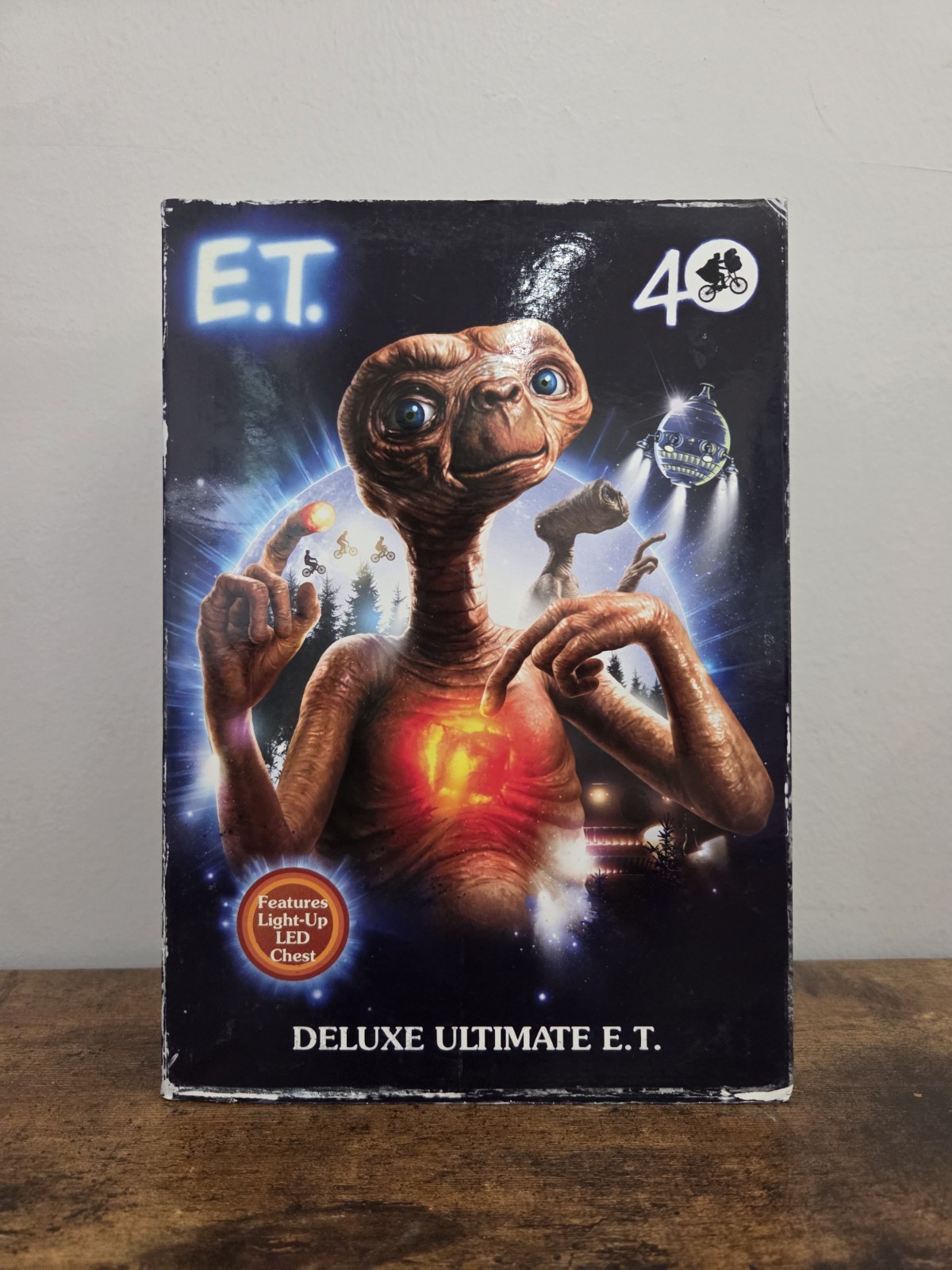 NECA 40th Anniversary Deluxe E.T. Ultimate 7&Prime; Action Figure w/ LED Chest New!