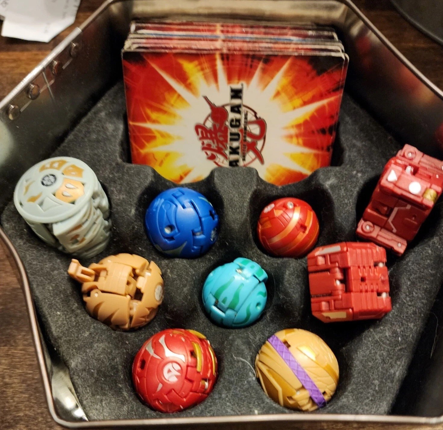 Bakugan Battle Brawlers Tin Case with 9 Brawlers and Cards