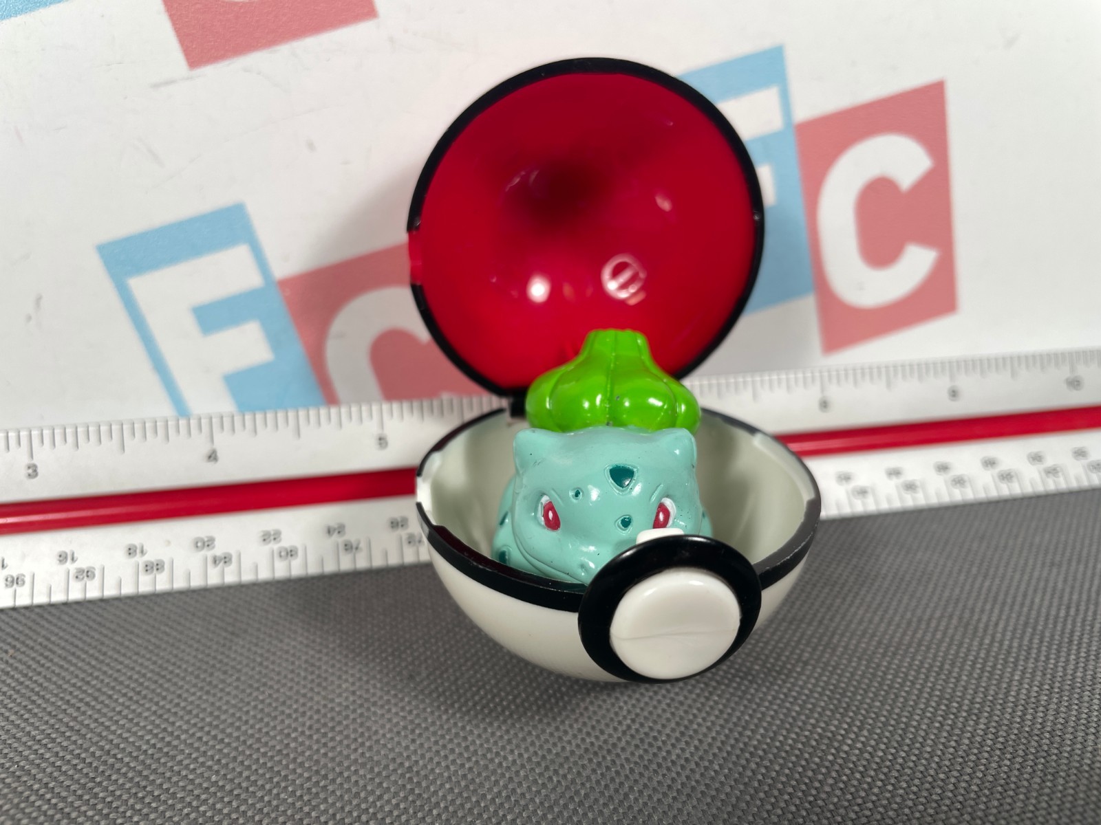 1999 Pokemon Basic Fun Bulbasaur Figure & Pokeball Retro Vintage
