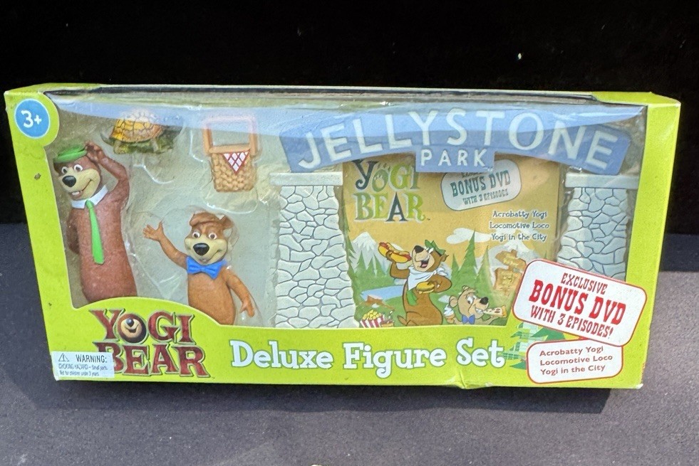 Hanna Barbera Yogi Bear Deluxe Figure Set Jellystone Park with Bonus DVD New