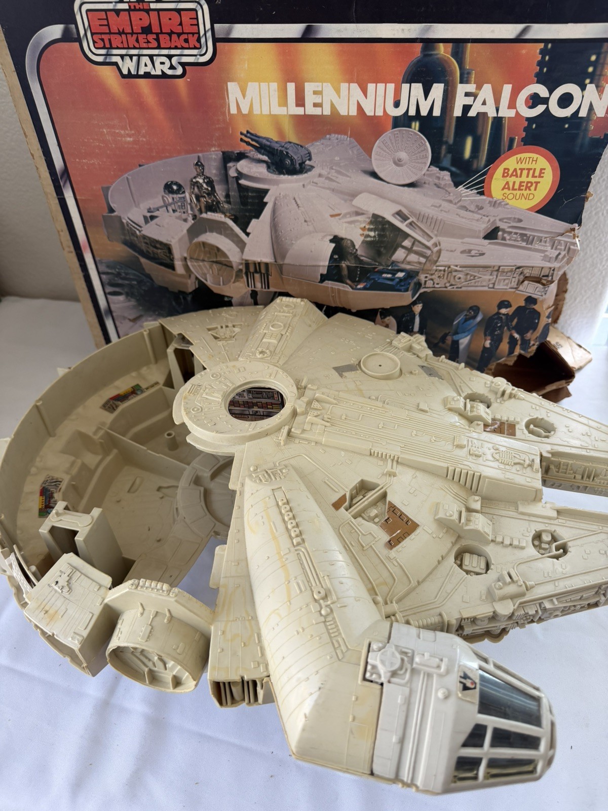 VINTAGE 1983 STAR WARS MILLENIUM FALCON WITH BOX Incomplete ￼
