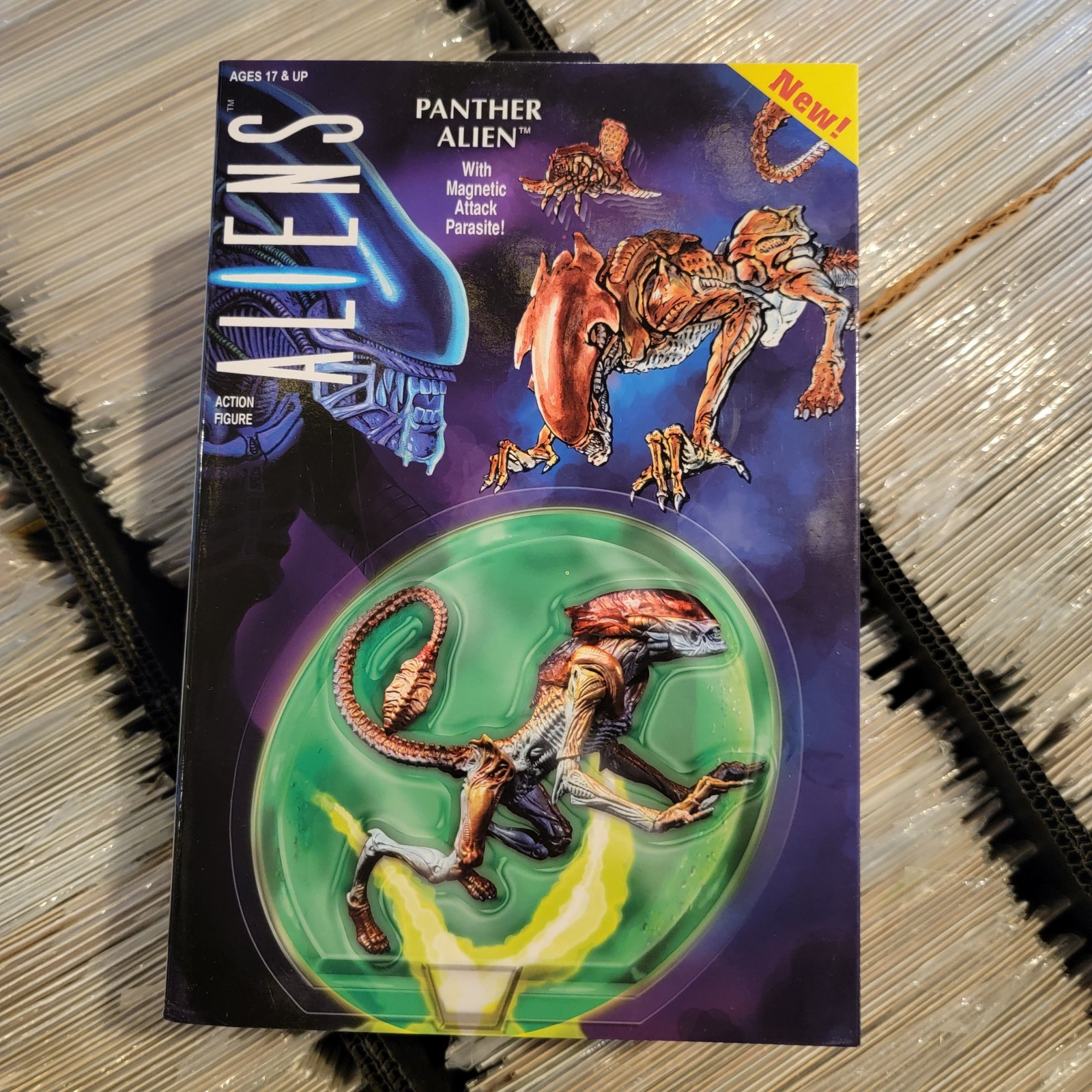 Aliens Panther Alien with Magnetic Attack parasite Action Figure NECA