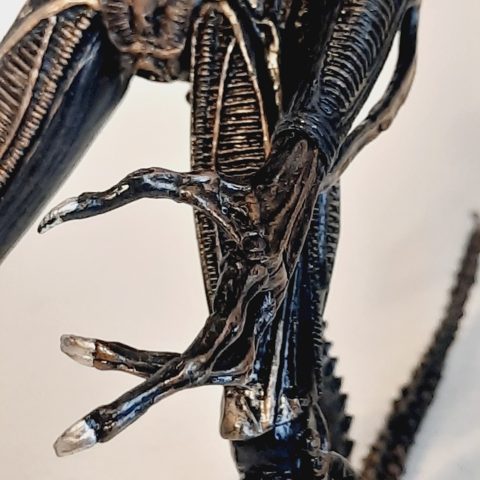 NECA Ultimate Alien Brown Xenomorph Warrior 9&Prime; Action Figure with Pod