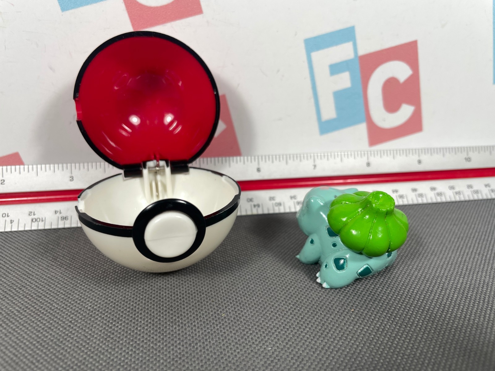 1999 Pokemon Basic Fun Bulbasaur Figure & Pokeball Retro Vintage