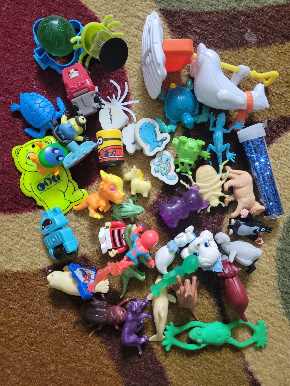 batch of small toys/ figurines animals mixed