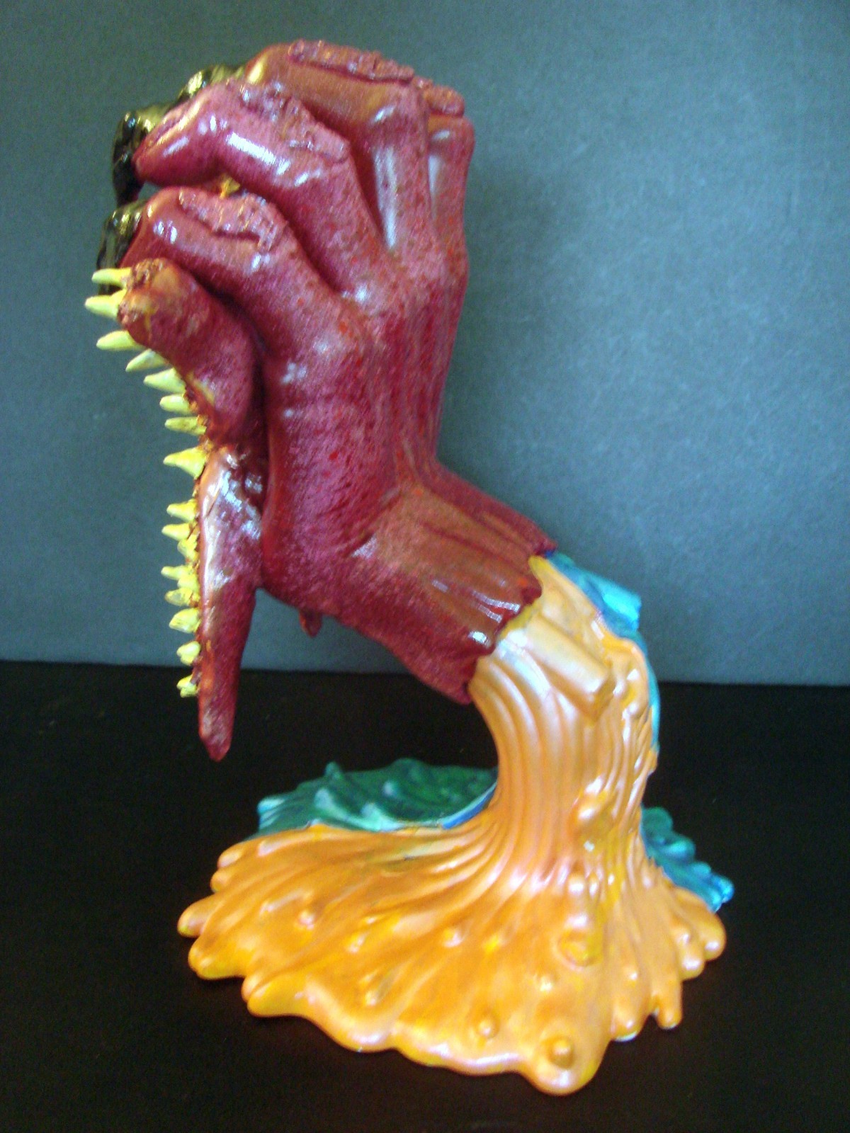 STRANGER THINGS – UPSIDE DOWN Custom Kidrobot Santa Cruz Screaming Hand Figure