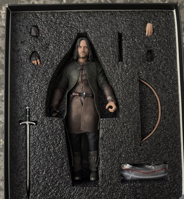 LOTR 6” Miniwork Ranger/Aragorn & Diamond Select Gollum Figures with Base Opened