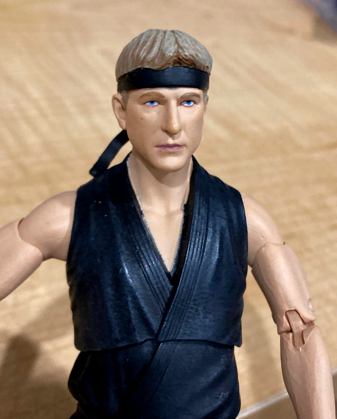 Diamond Select Netflx Cobra Kai Johnny Lawrence 7&Prime; Deluxe Action Figure & Stand