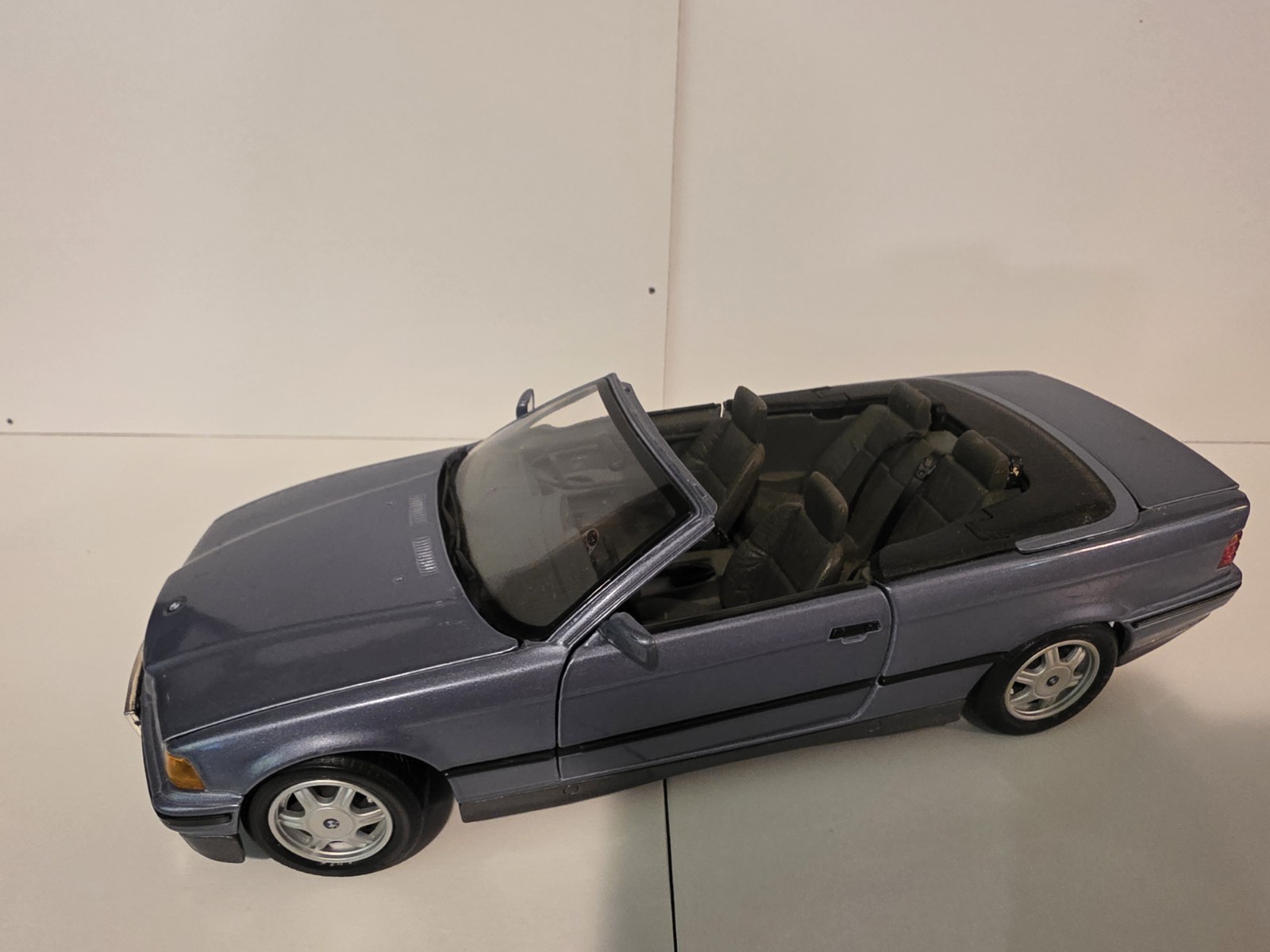 Maisto 1993 BMW 325i Convertible 1:18 Special Edition Diecast Model Car