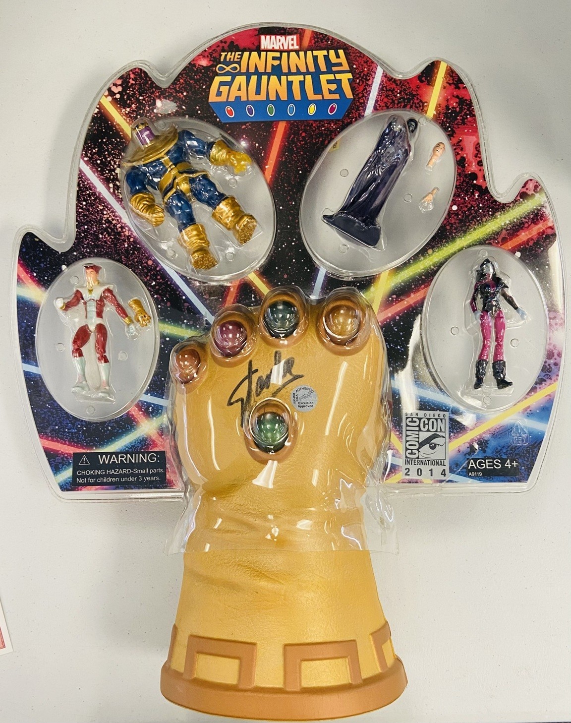2014 SDCC Hasbro Infinity Gauntlet w/Lights & Action Figures Set Signed Stan Lee