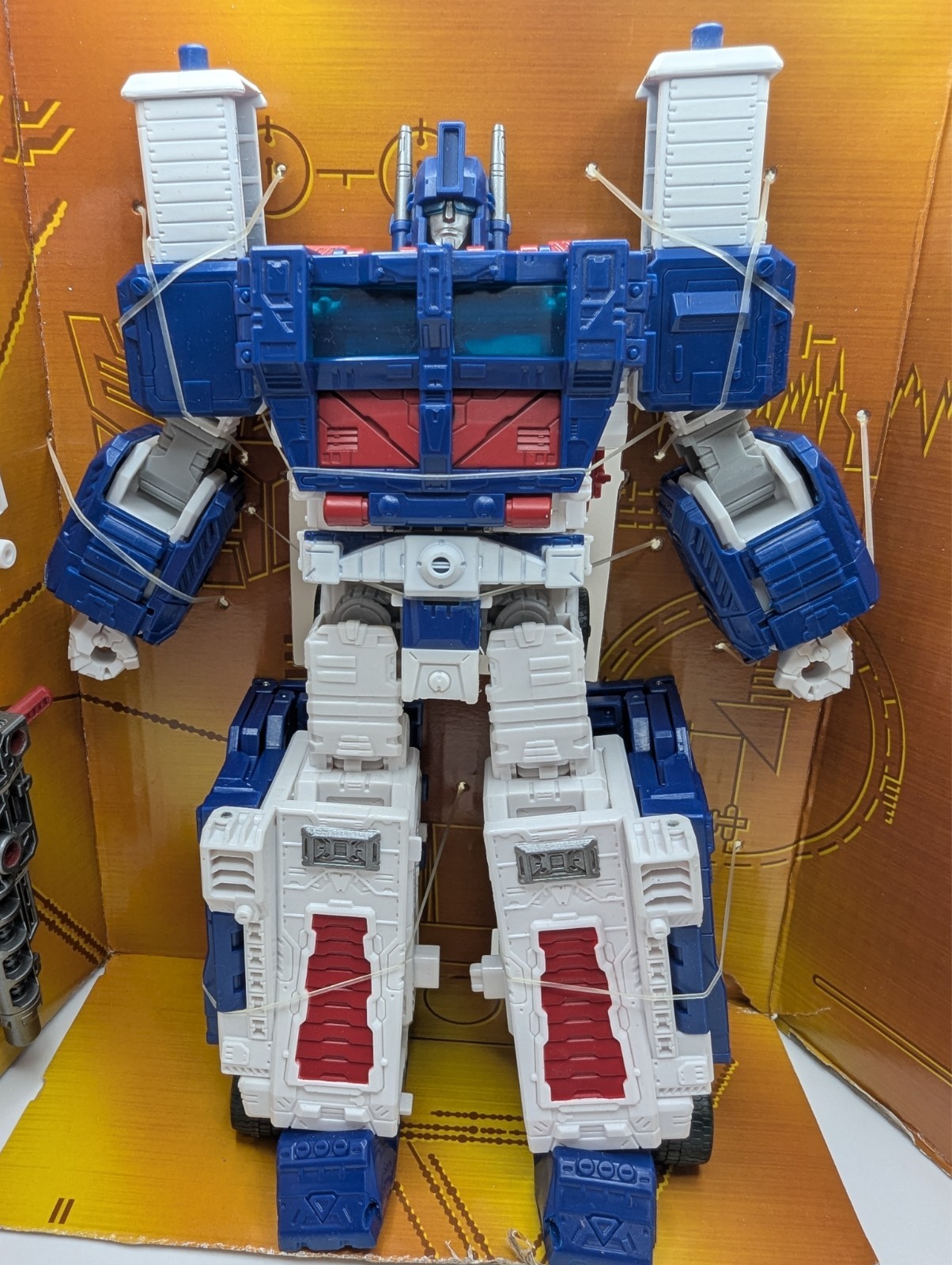 Transformers War For Cybertron Kingdom Ultra Magnus Newly/Used/OnTact CardBoad