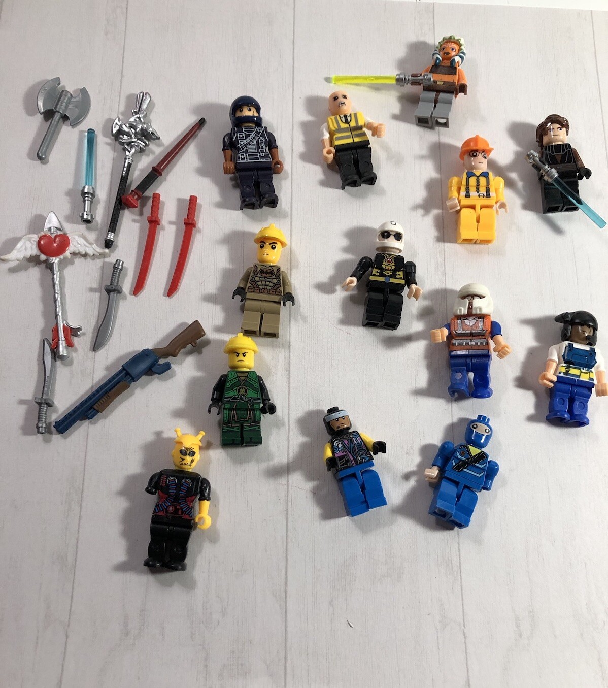 LEGO MINIFIG PEOPLE 13 From Galaxies Far Away Plus Assorted Weapons