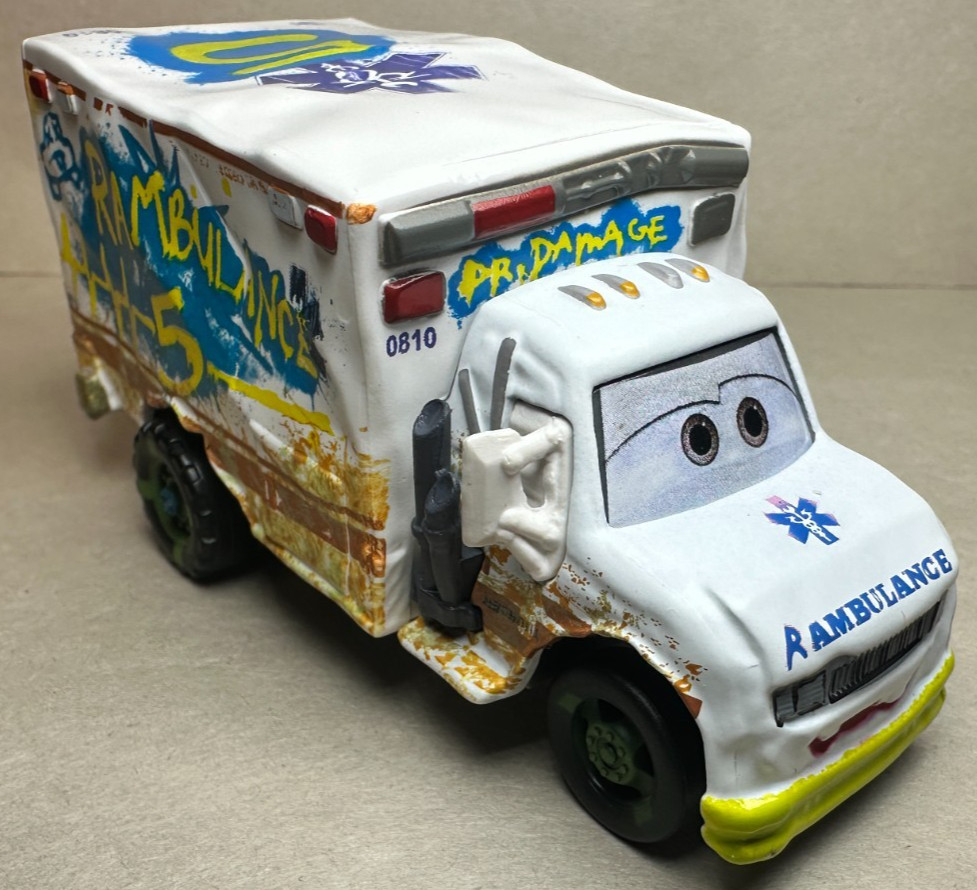 Disney Pixar Cars 3 Demolition Derby Dr. Damage Ambulance Deluxe Diecast 1:55 FC