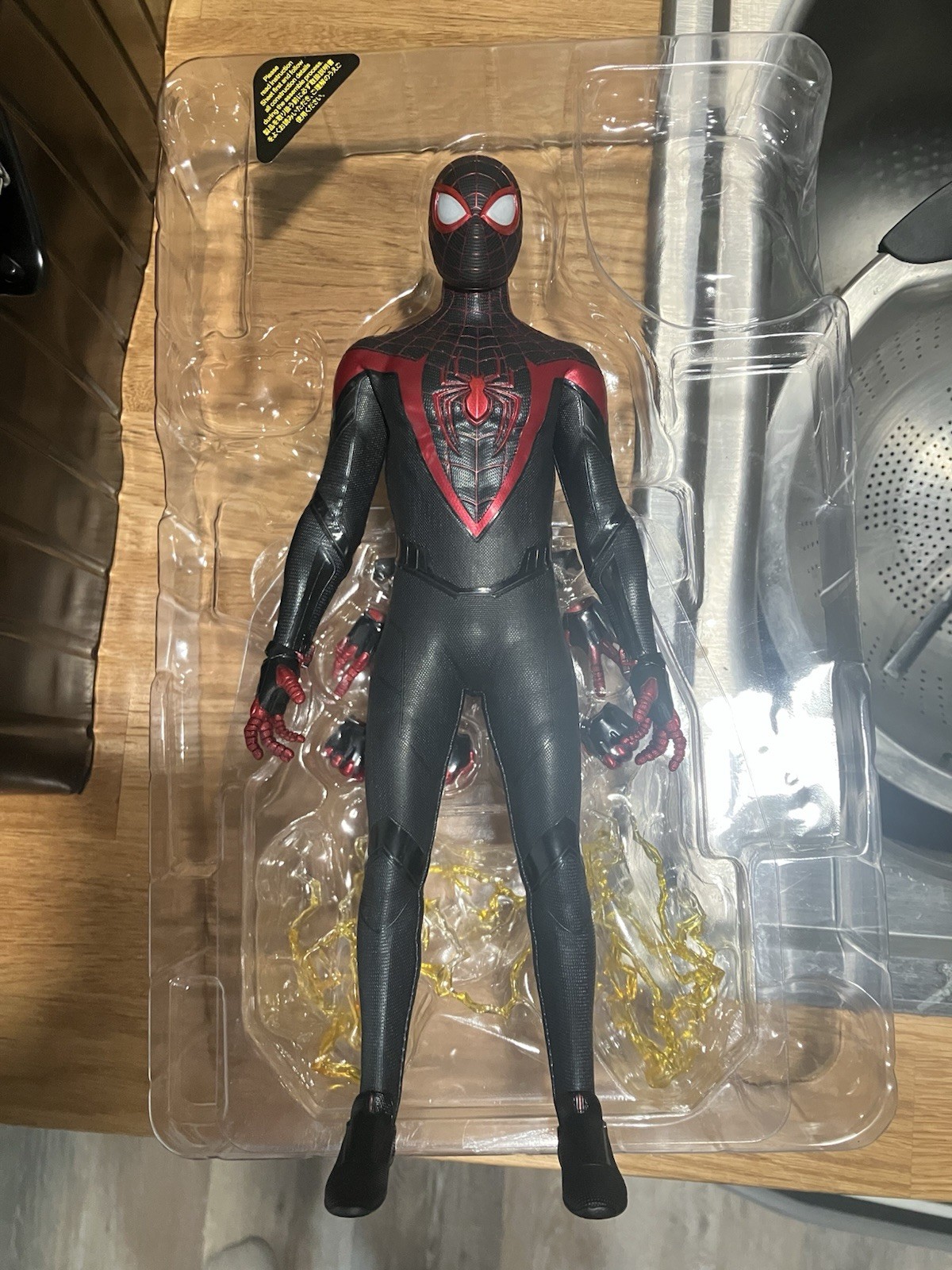 Hot Toys Spider-Man Miles Morales VGM46 + DISNEYLAND W.E.B. Sweater/Backpack