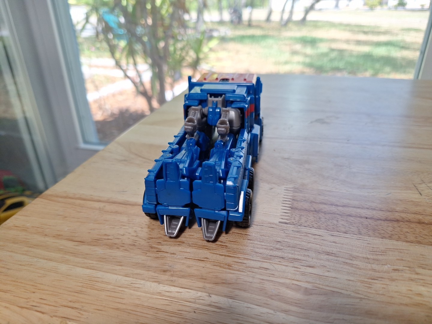 Hasbro Transformers Prime Robots in Disguise Rid Voyager Ultra Magnus