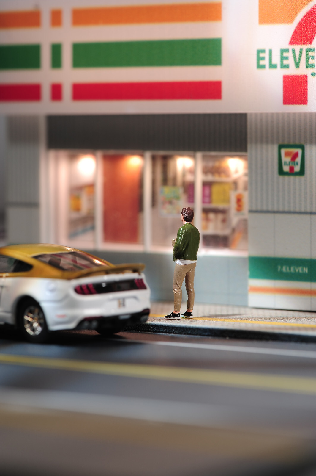 1/87 Handsome Guy Drinking Milk Tea Multi Size Simulation Painted Color Model