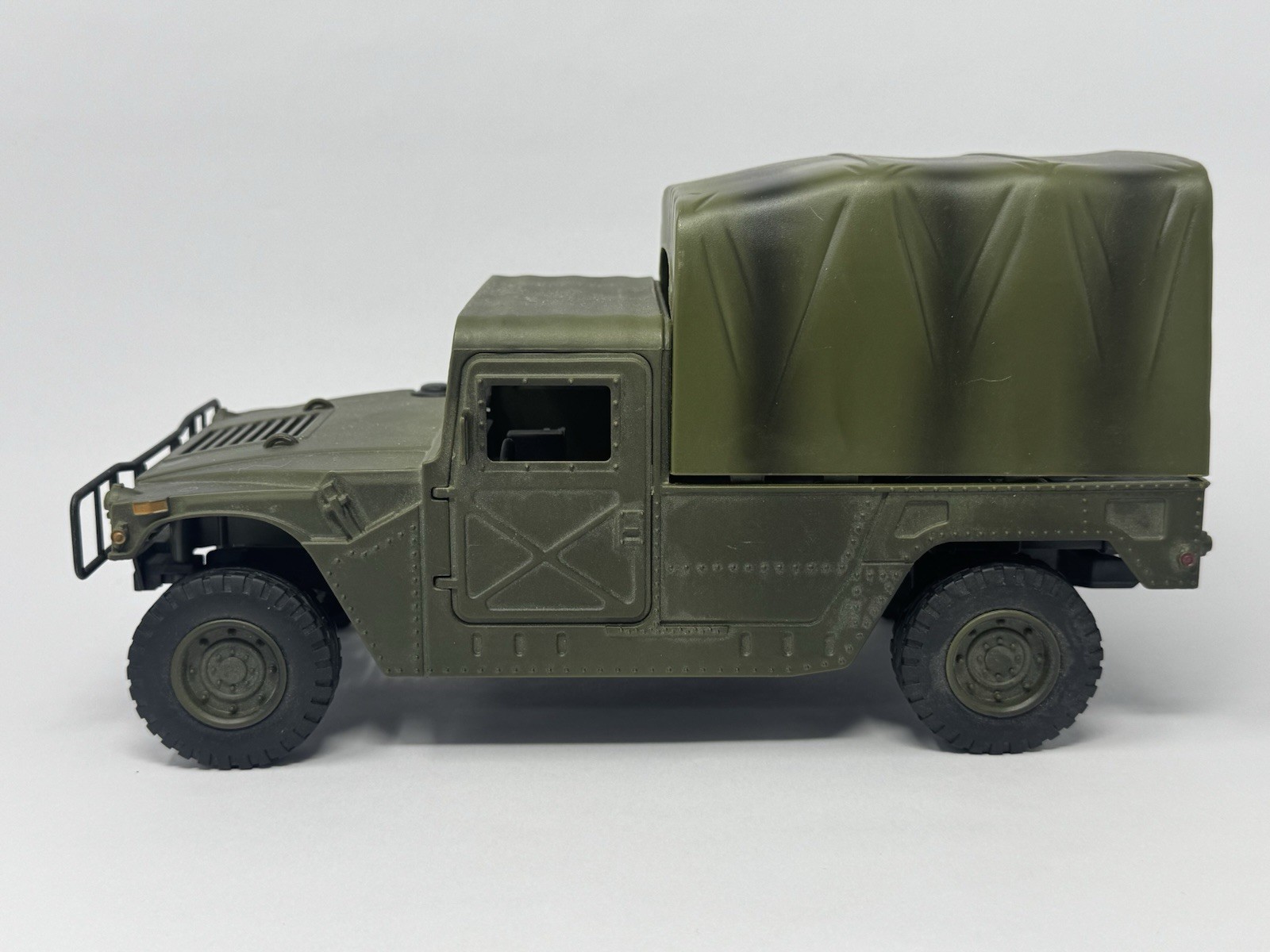 World Peacekeepers OD Green Humvee Troop Carrier with Camo Canopy 1:18